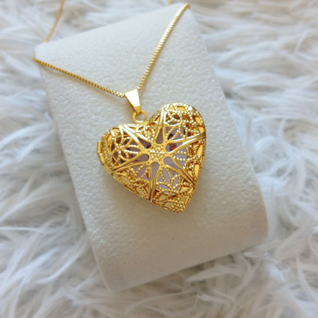 Colar Relicário Coração Arabesco | Banhado a Ouro 18k